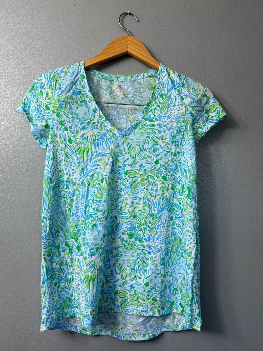 LILLY PULITZER SIZE XXS ETTA V-NECK TOP *DANDY LIONS* HYDRA BLUE